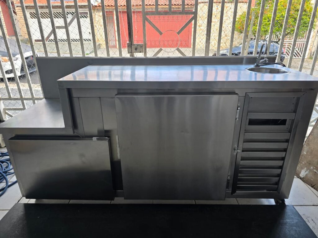 Balcão refrigerado em inox com pia para pastelaria